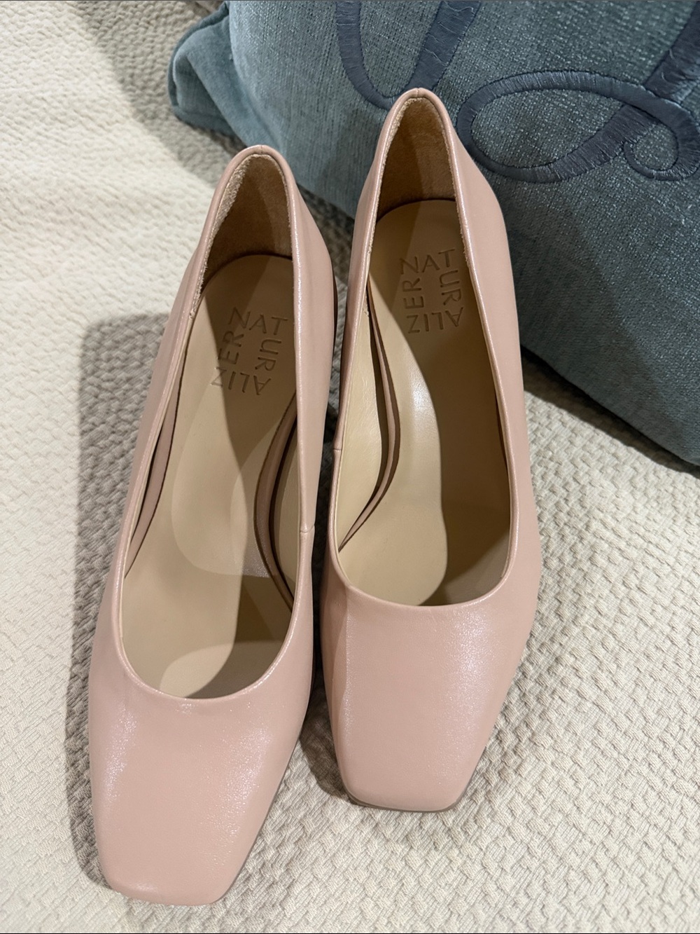 Naturalizer  size 6W tan Square-Toe Heels